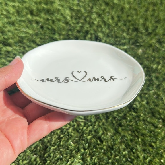 Elegant White 'Mrs & Mrs' Ring Dish - Picture 2 of 2
